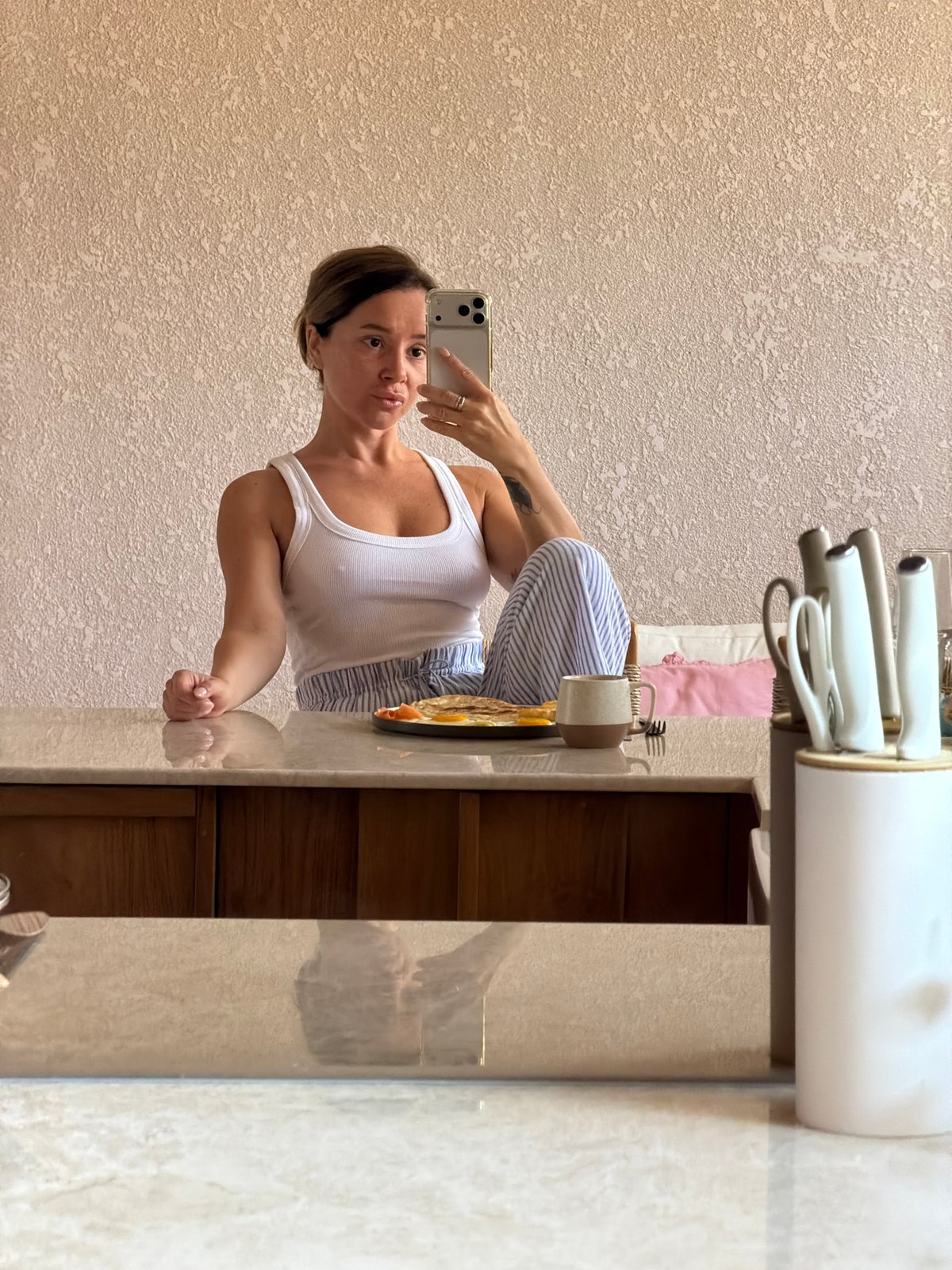 Hotel morning in Mengwi: selfies, breakfast, and beach vibes on TV