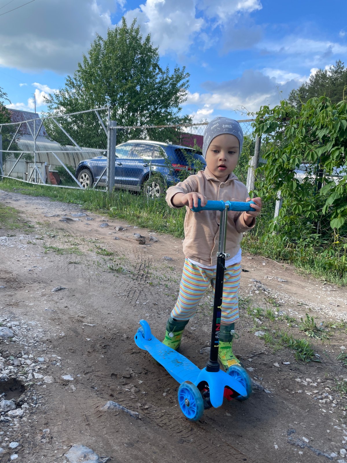 Spring day captured in Zav'yalovo: child plays, flowers bloom