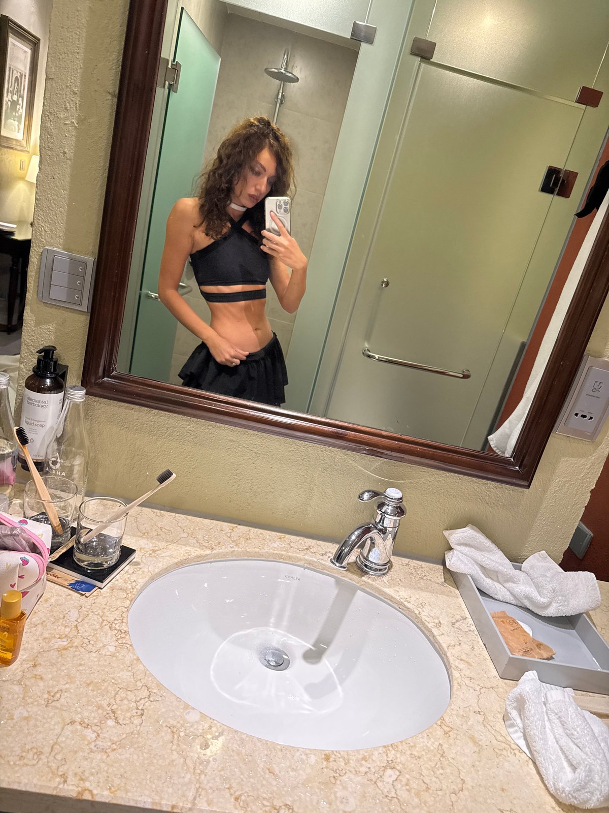 Woman takes hotel bathroom selfies in Đà Nẵng