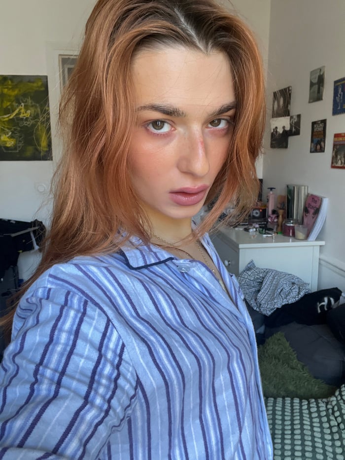 Woman documents extended indoor selfie session over two hours
