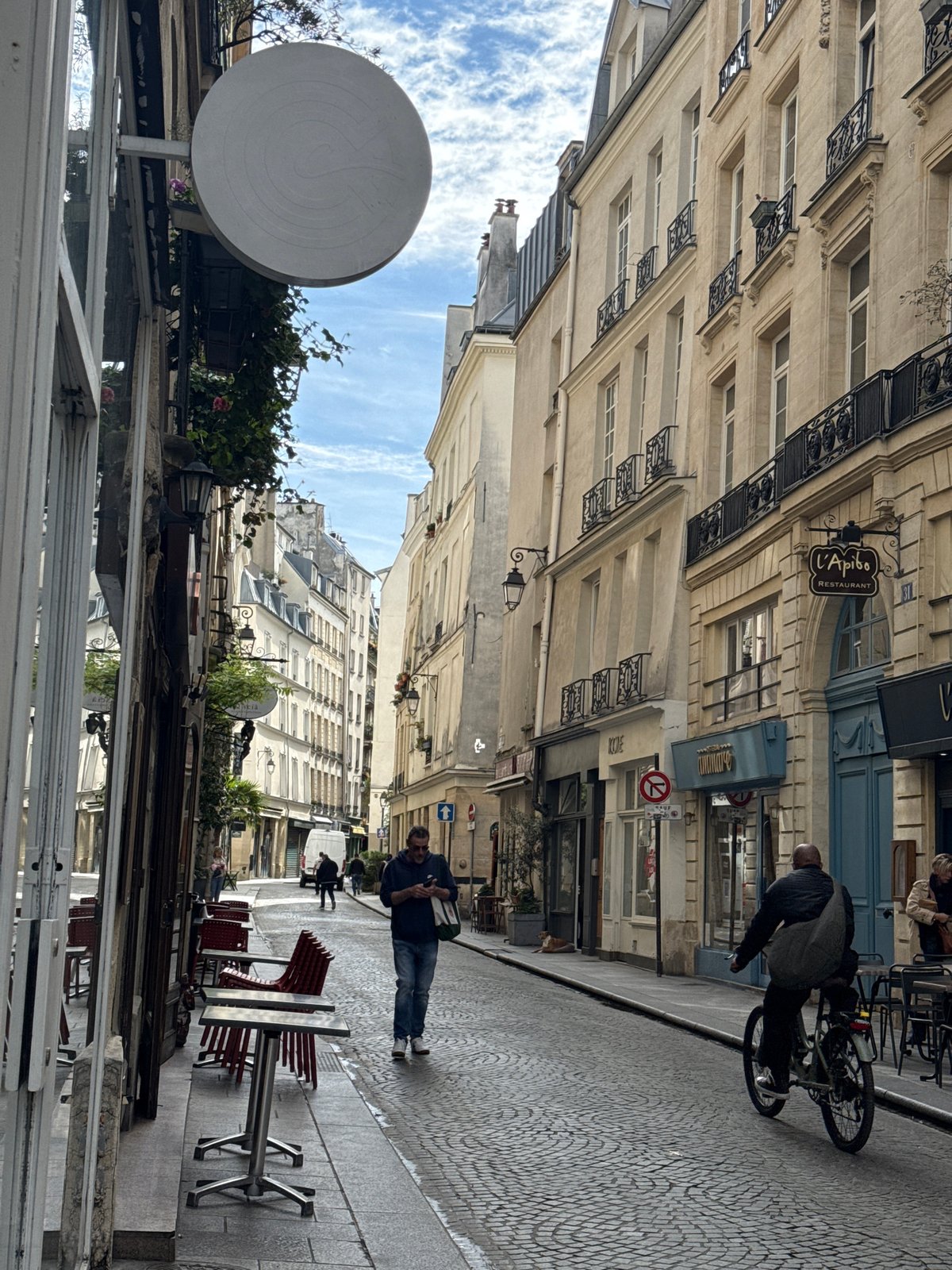 Man spotted walking, standing near Paris grocery shop