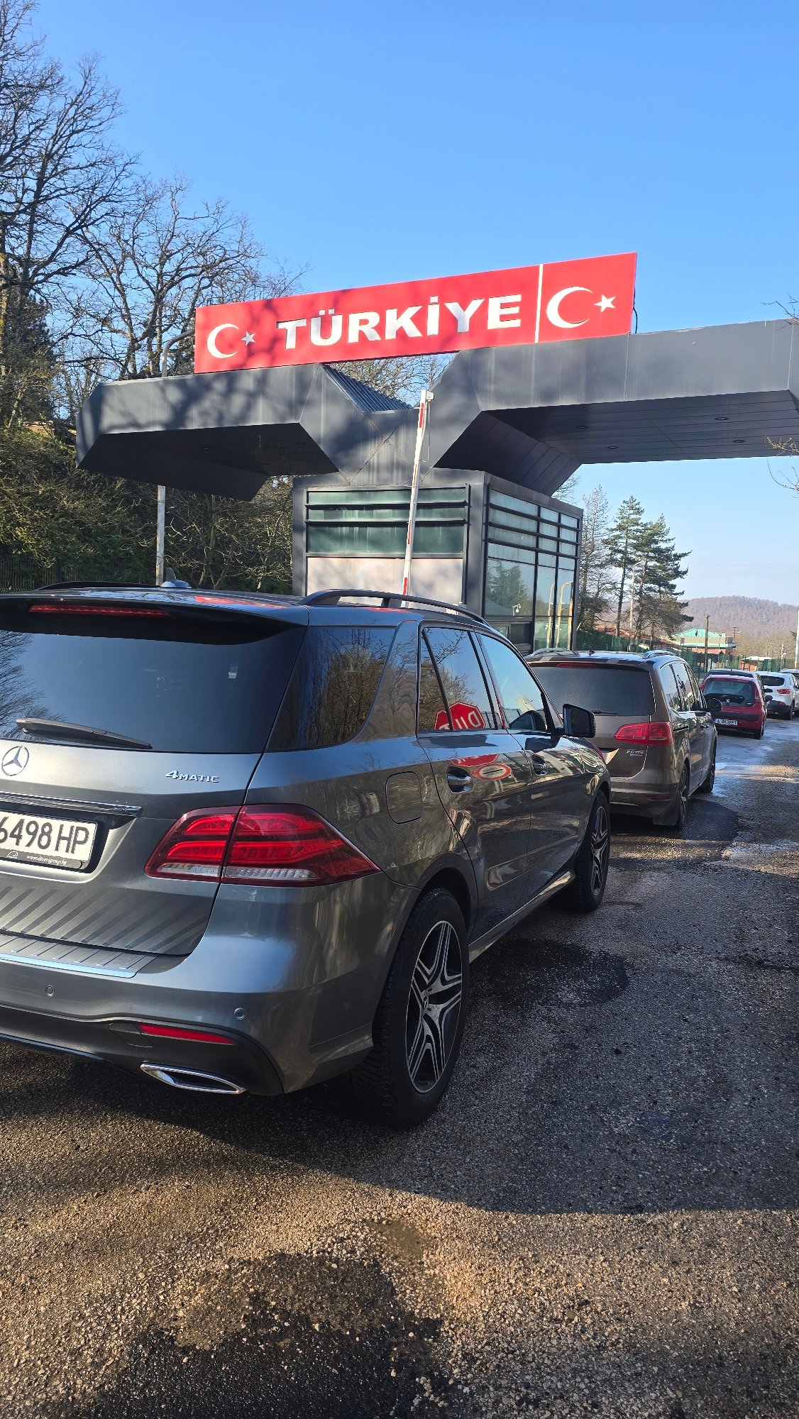 Vehicles queue at Turkish border crossing near Kırklareli