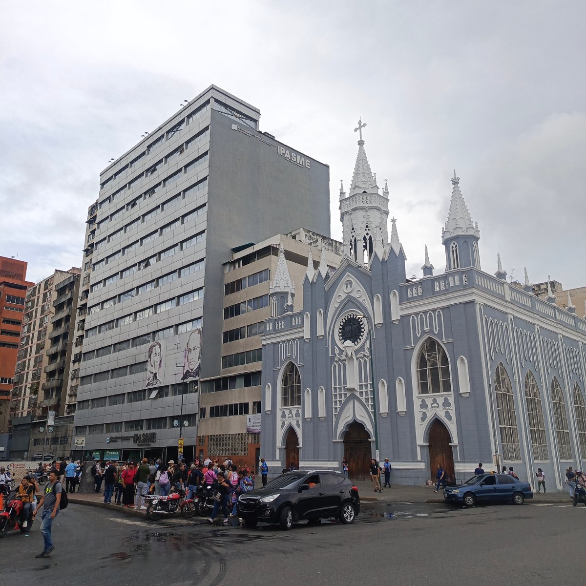 Evening street documentation captures daily life across central Caracas