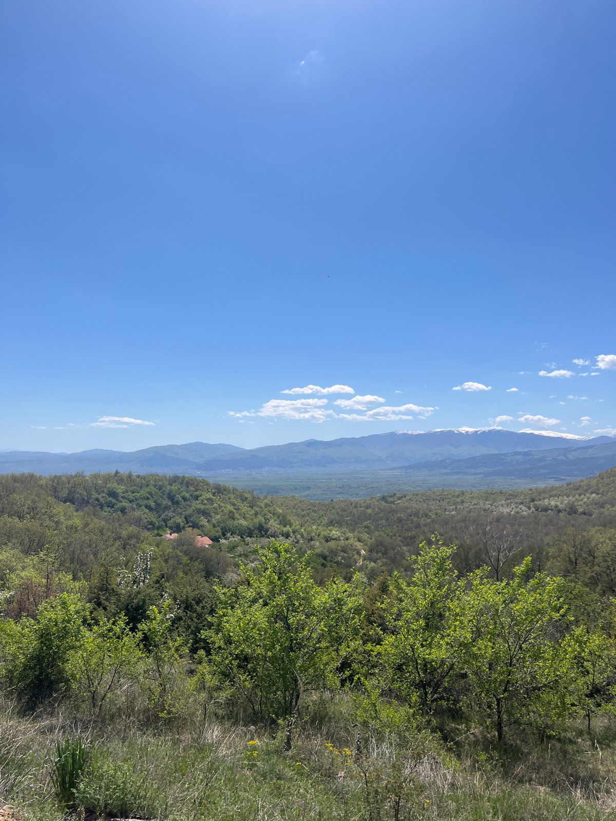 Clear skies over Bulgarian countryside documented in Razhdavitsa