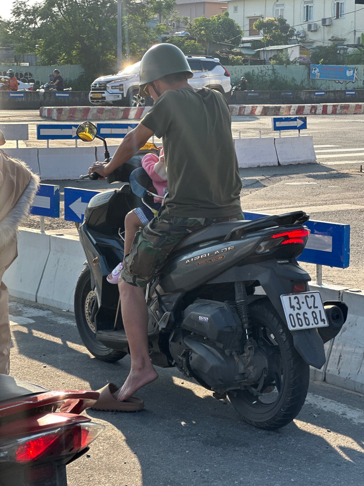 Street traffic and parked vehicles observed in Đà Nẵng