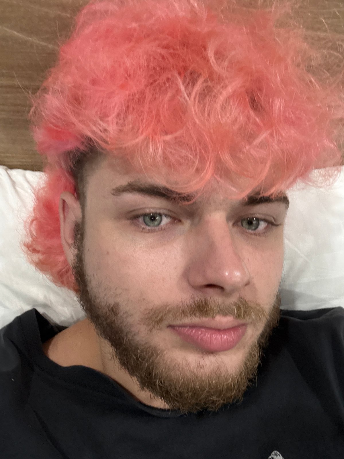 Pink-haired person photographed in intimate portraits in Đà Nẵng