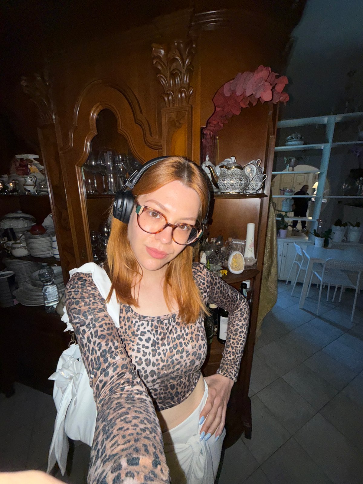 Quiet evening documented indoors in Sanremo with cat and flowers