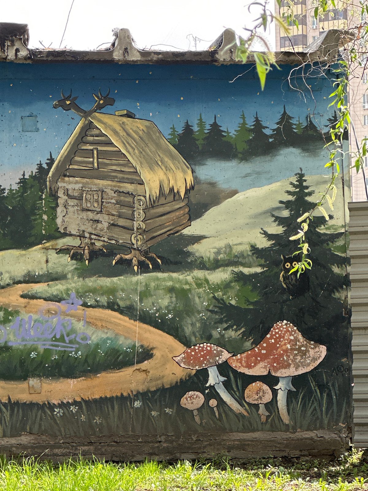 Morning park scenes documented in Novosibirsk include folklore mural