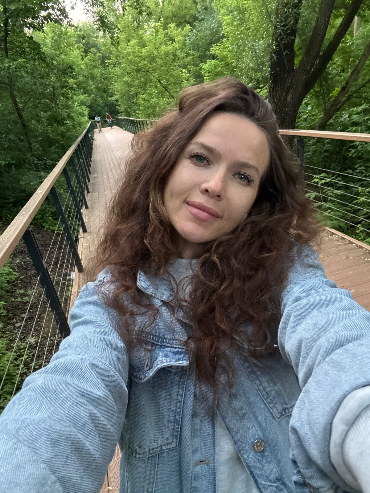 Evening boardwalk activity in Moscow park