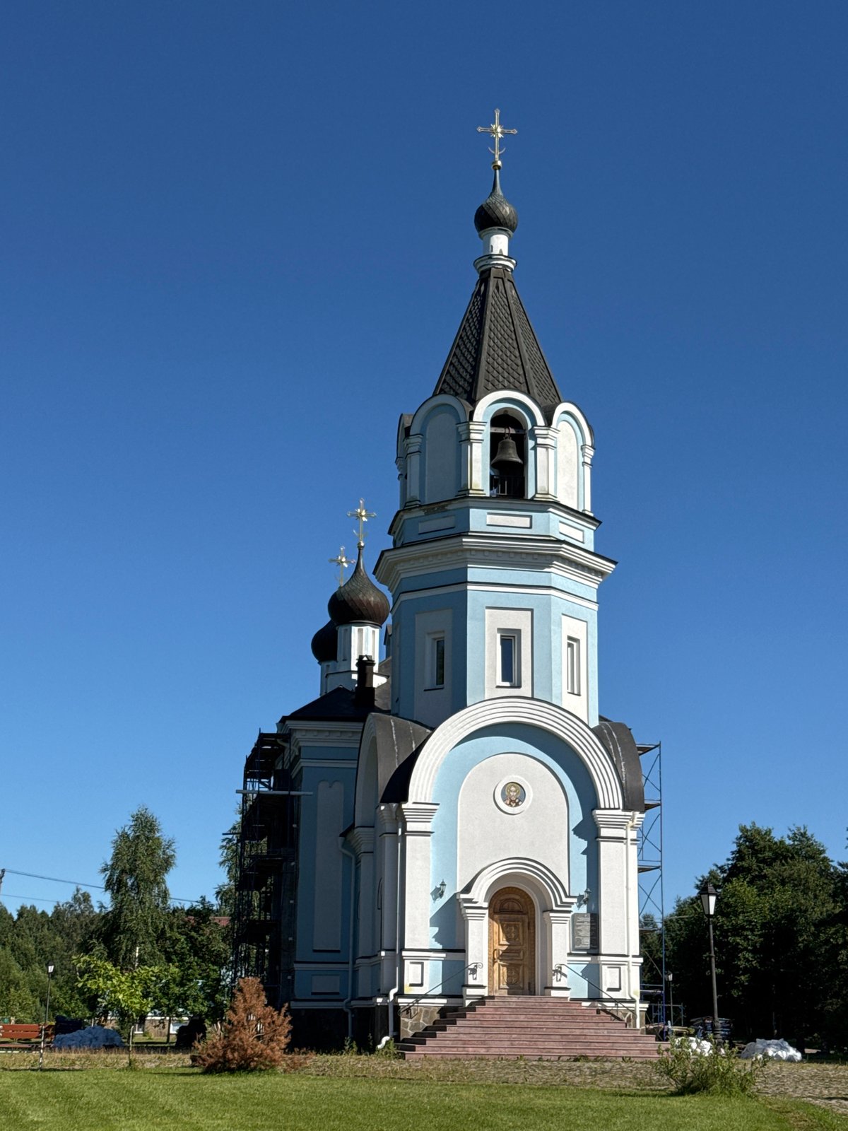 Exploring a blue-and-white Orthodox church in St. Ozerki