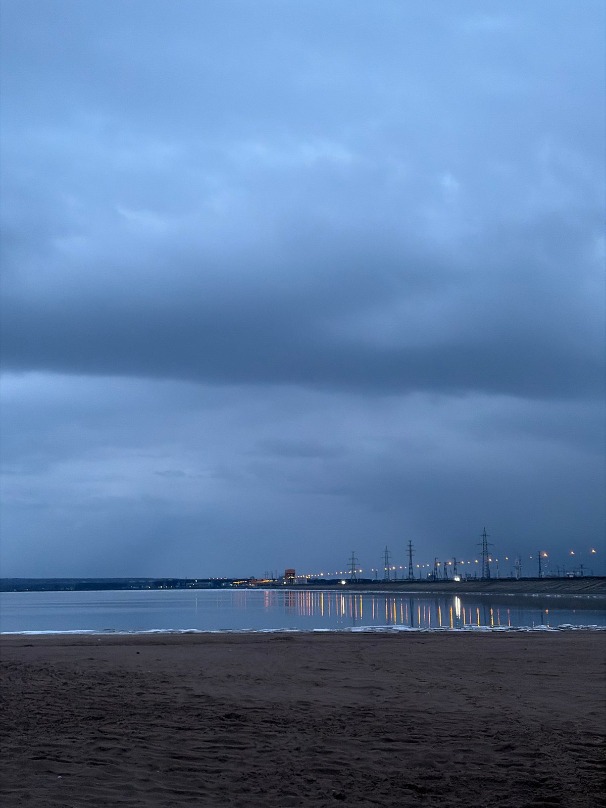 Twilight gathering documented at Noviy Russia shoreline April 21