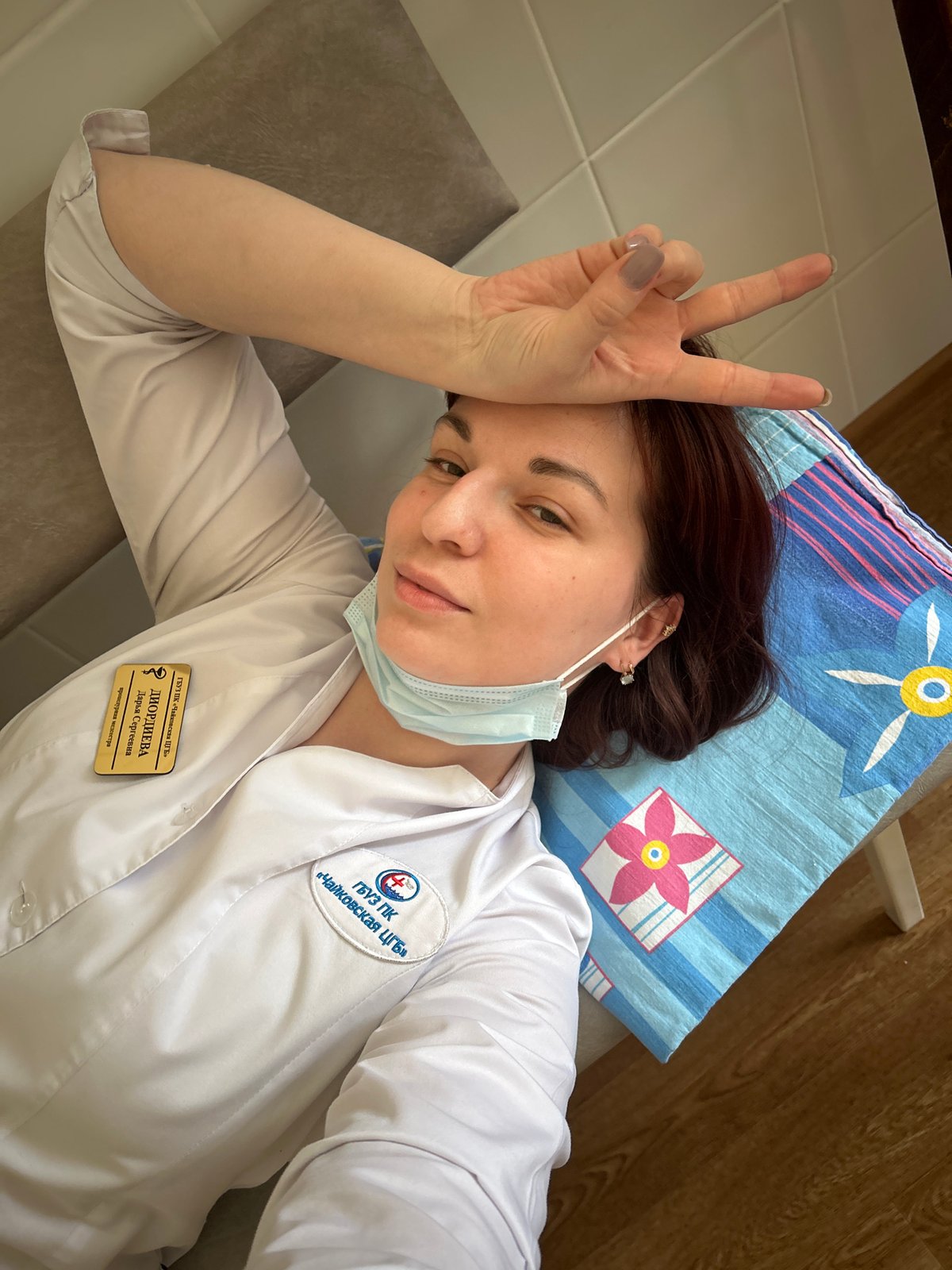 Russian nurse takes playful selfies during break at medical facility