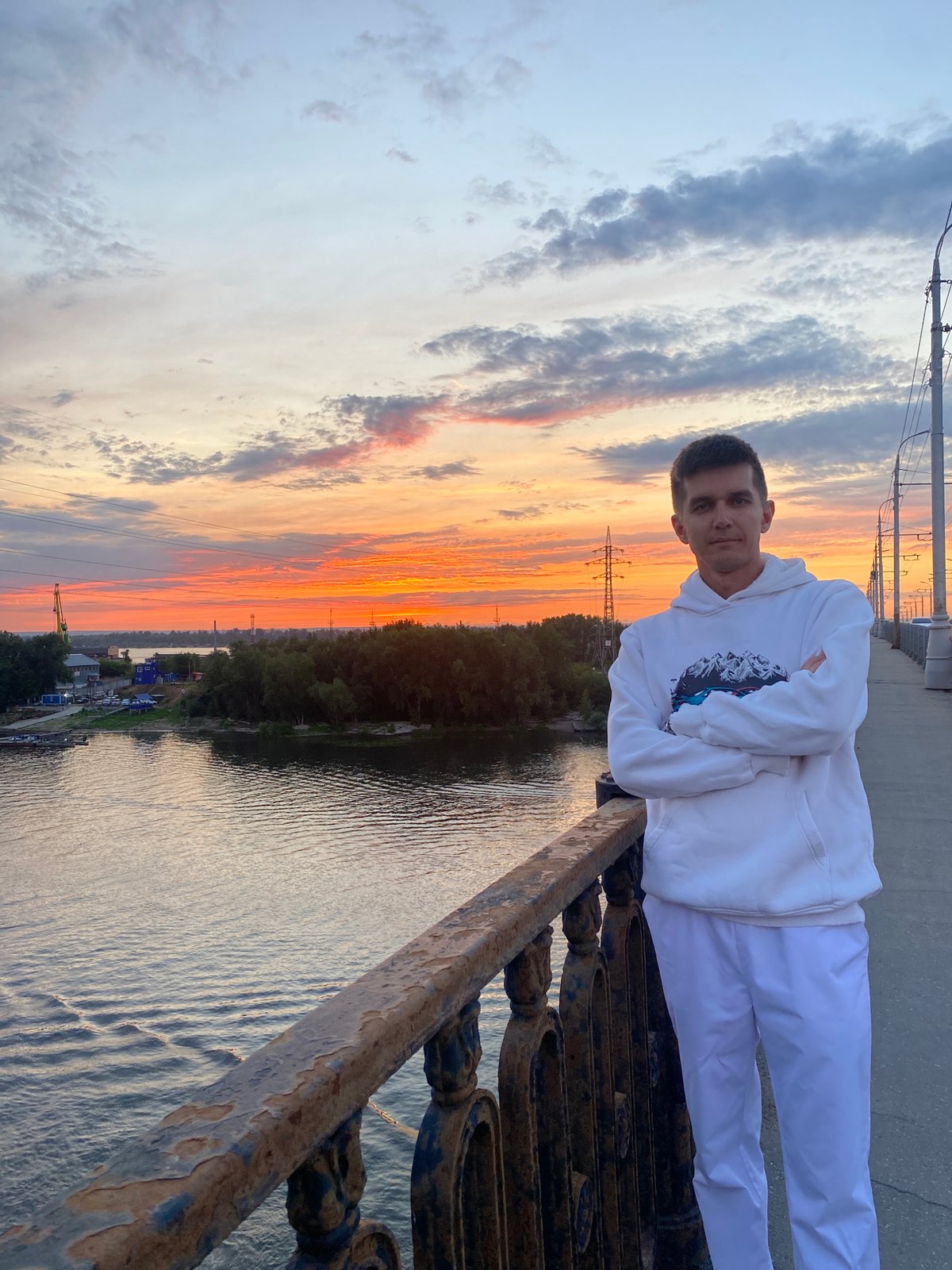 Sunset on a Novokuybyshevsk bridge, twilight colors overhead