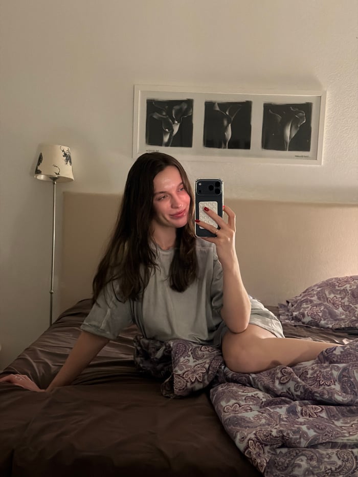 Woman documents late-night beauty routine in Moscow bathroom