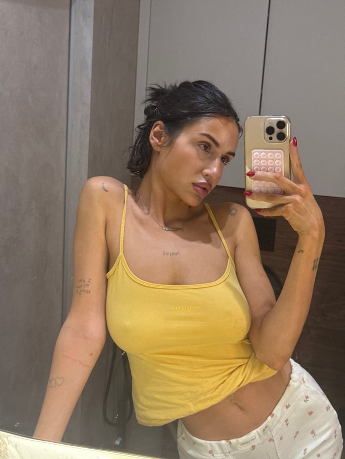 Woman Takes Mirror Selfies in Khimki Apartment