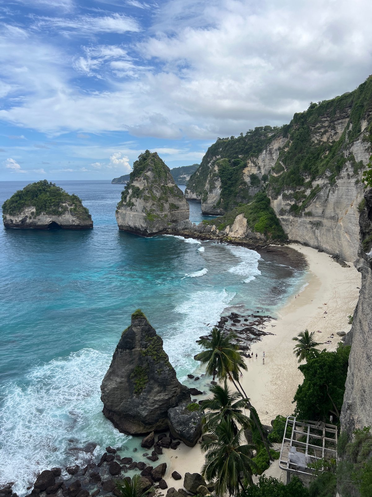 Tourist captures scenic clifftop views in Nusa Penida