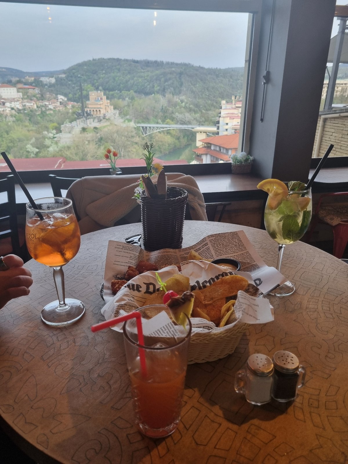 Evening leisure activities documented across Veliko Tarnovo entertainment district