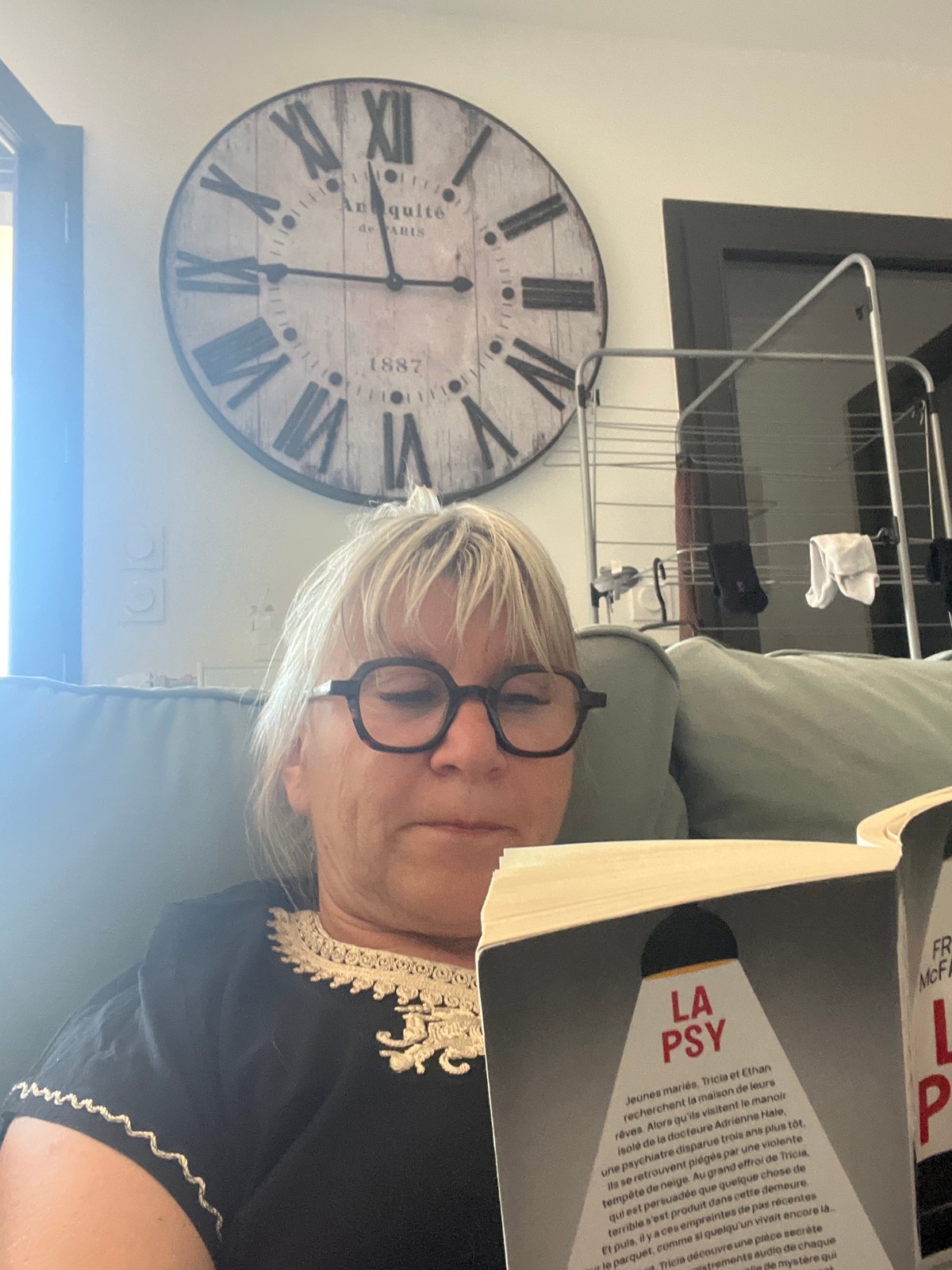 Woman reads Franck Thilliez thriller at home in Chambœuf