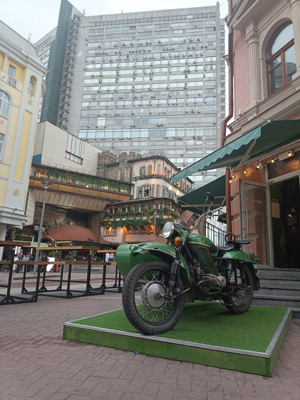 Moscow street art, murals, and quirky local landmarks