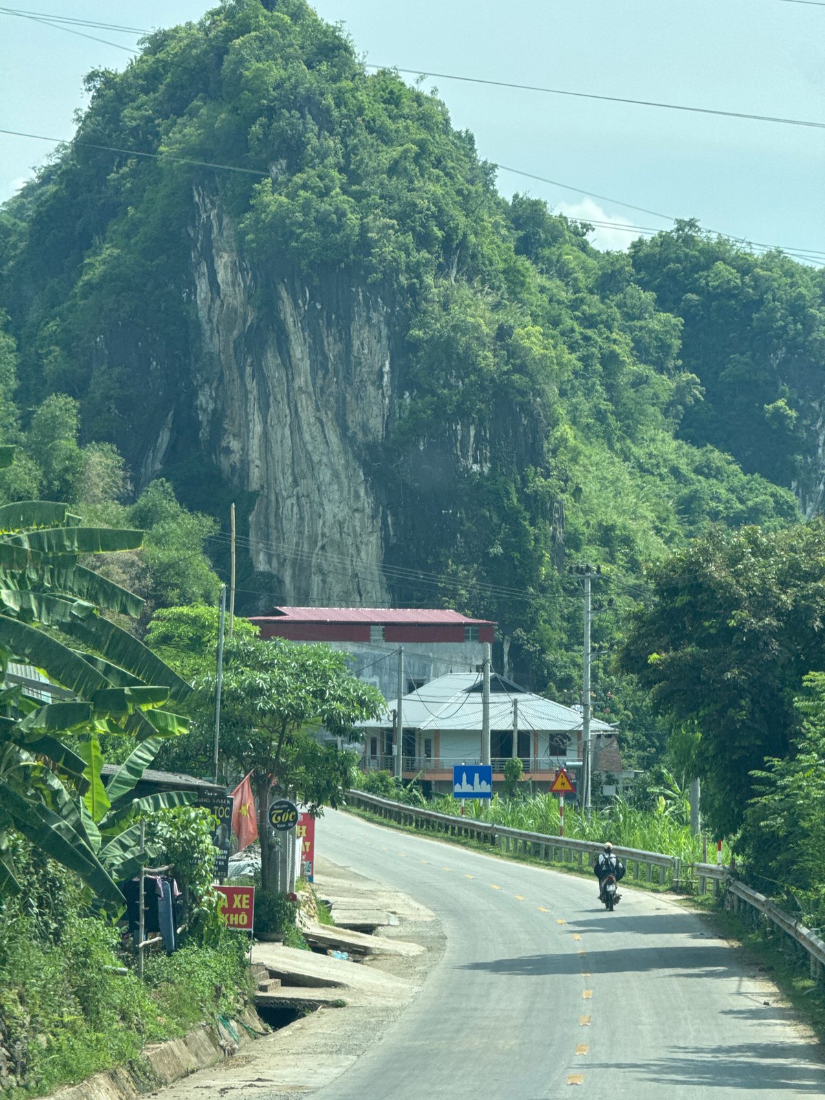 Morning journey through Muong Kim's mountainous landscape documented