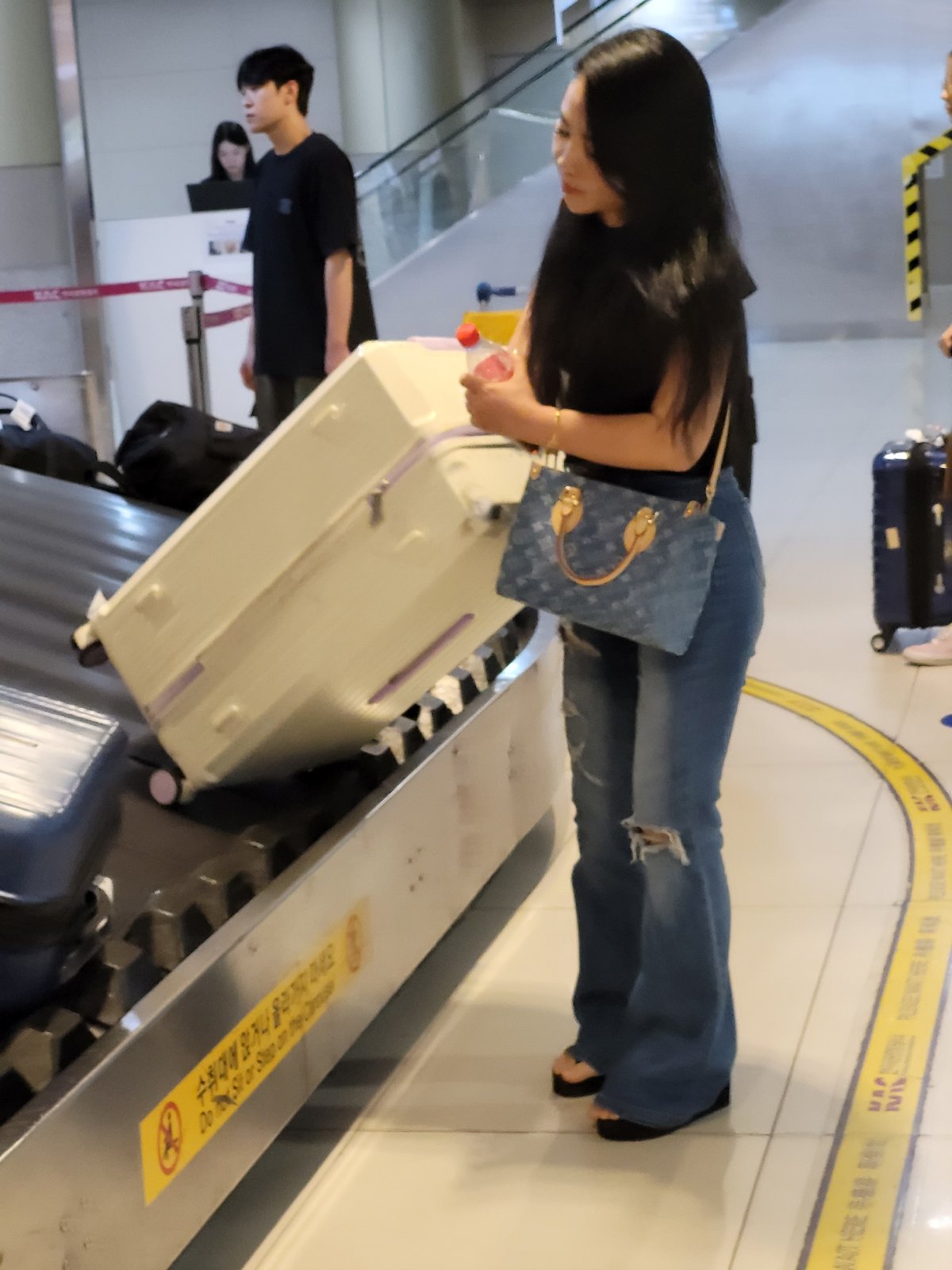 Early morning airport arrival, baggage claim, Seoul