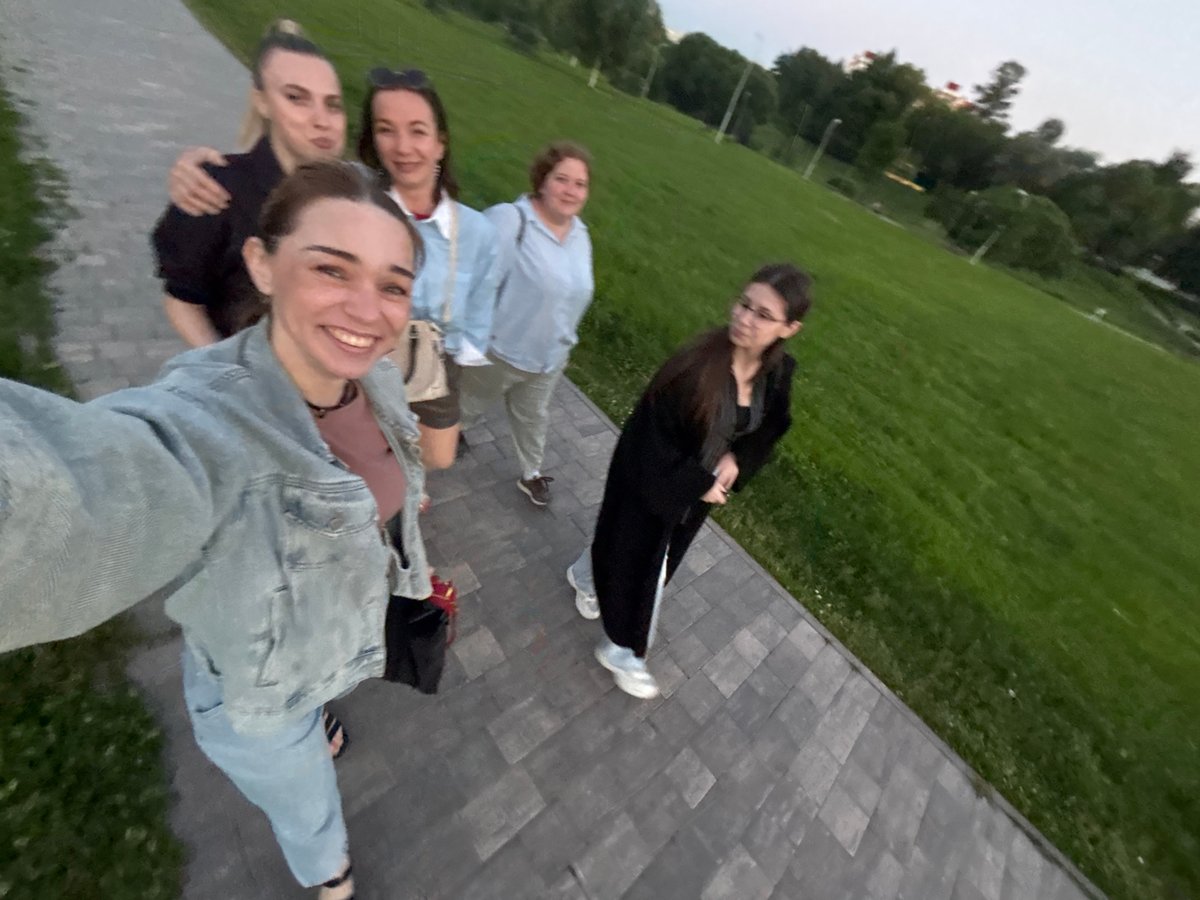 Women gather for evening photos in Murino park