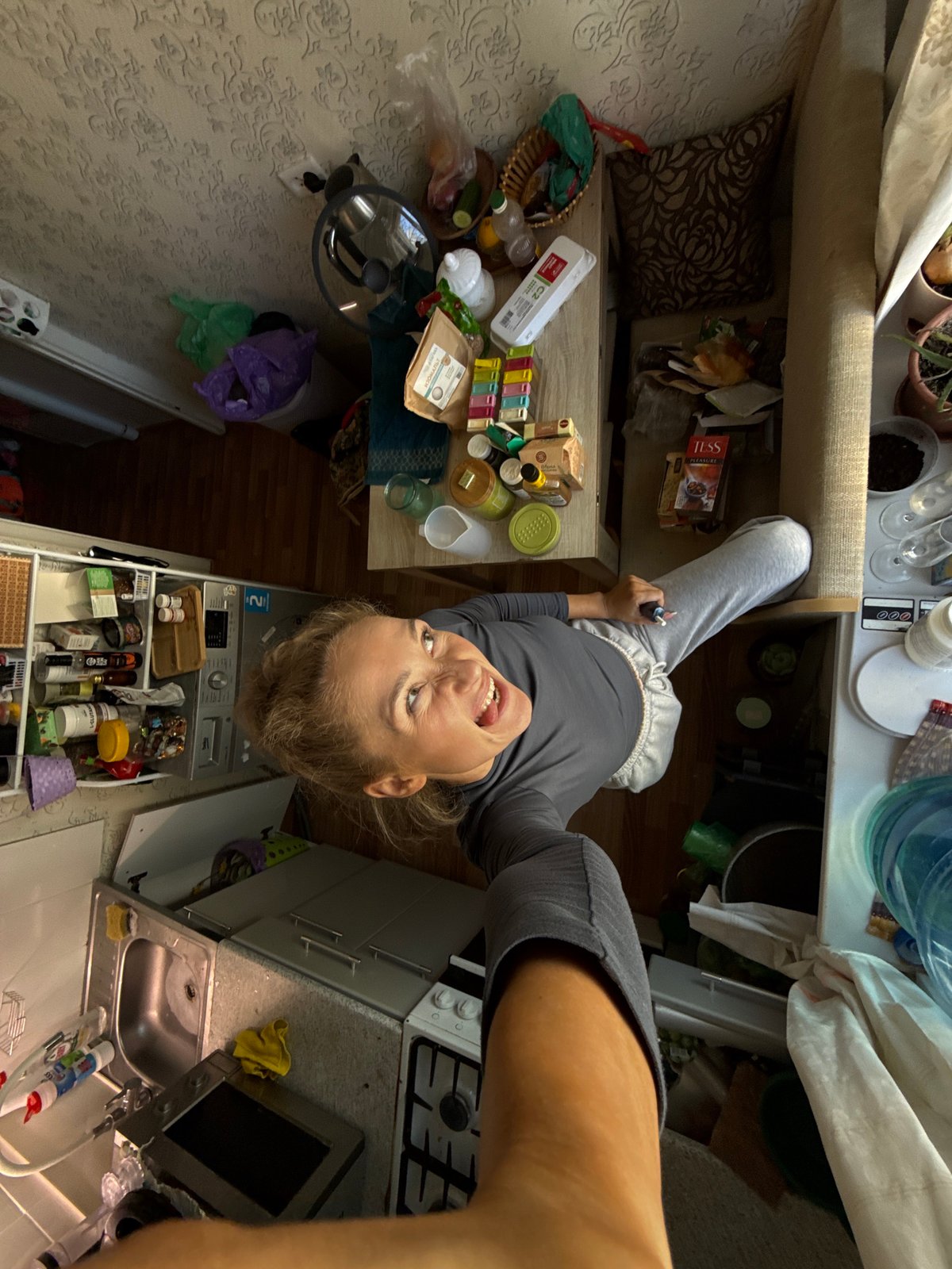 Woman documents morning routine in Chaikovsky apartment with selfies