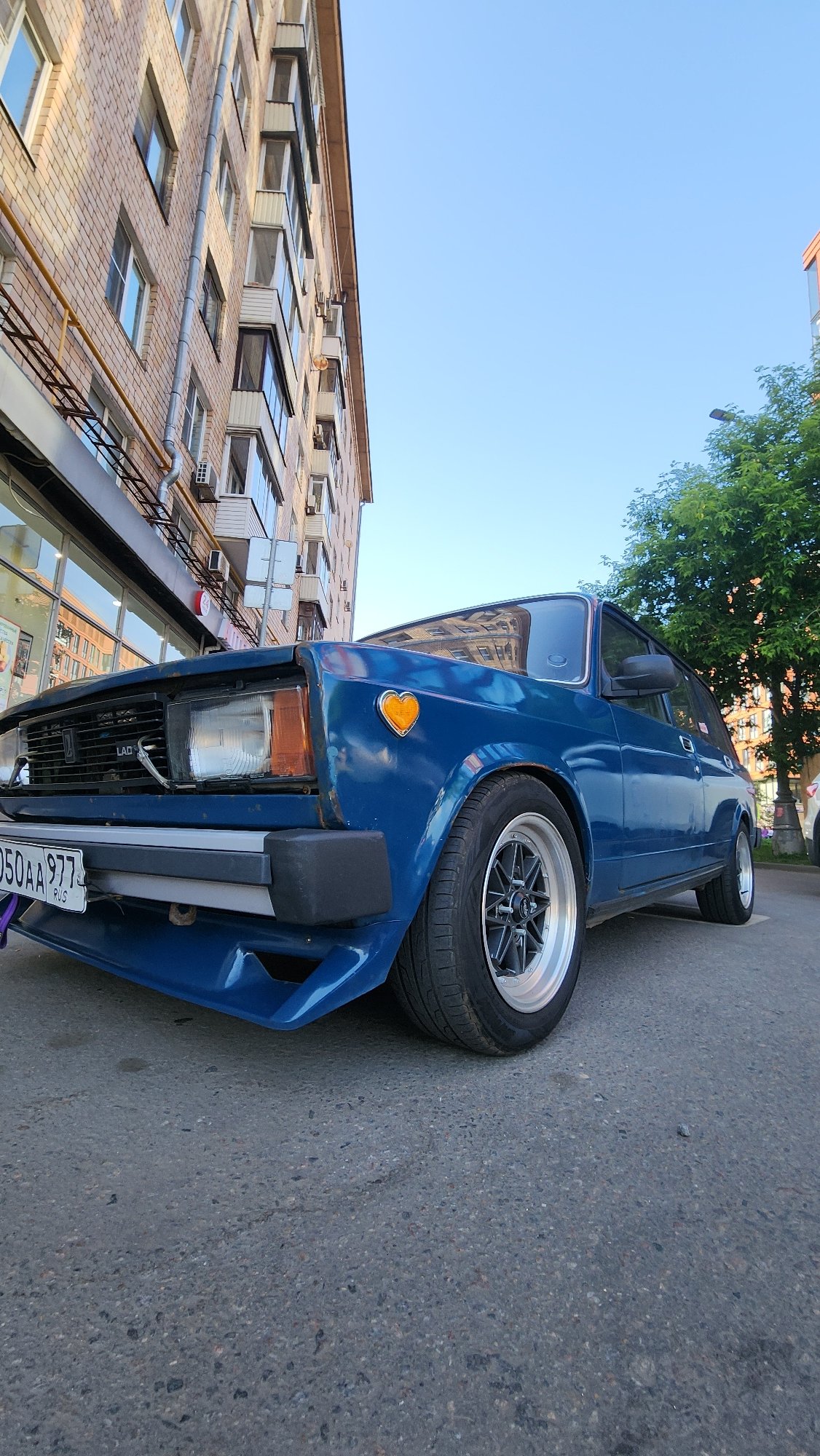 Moscow street walk captures vintage cars, bicycle, antique pharmacy displays
