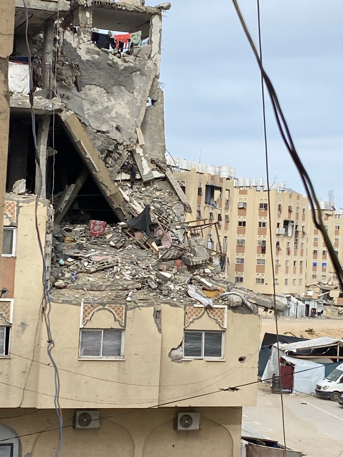 Widespread destruction and temporary camps documented in Khan Yunis