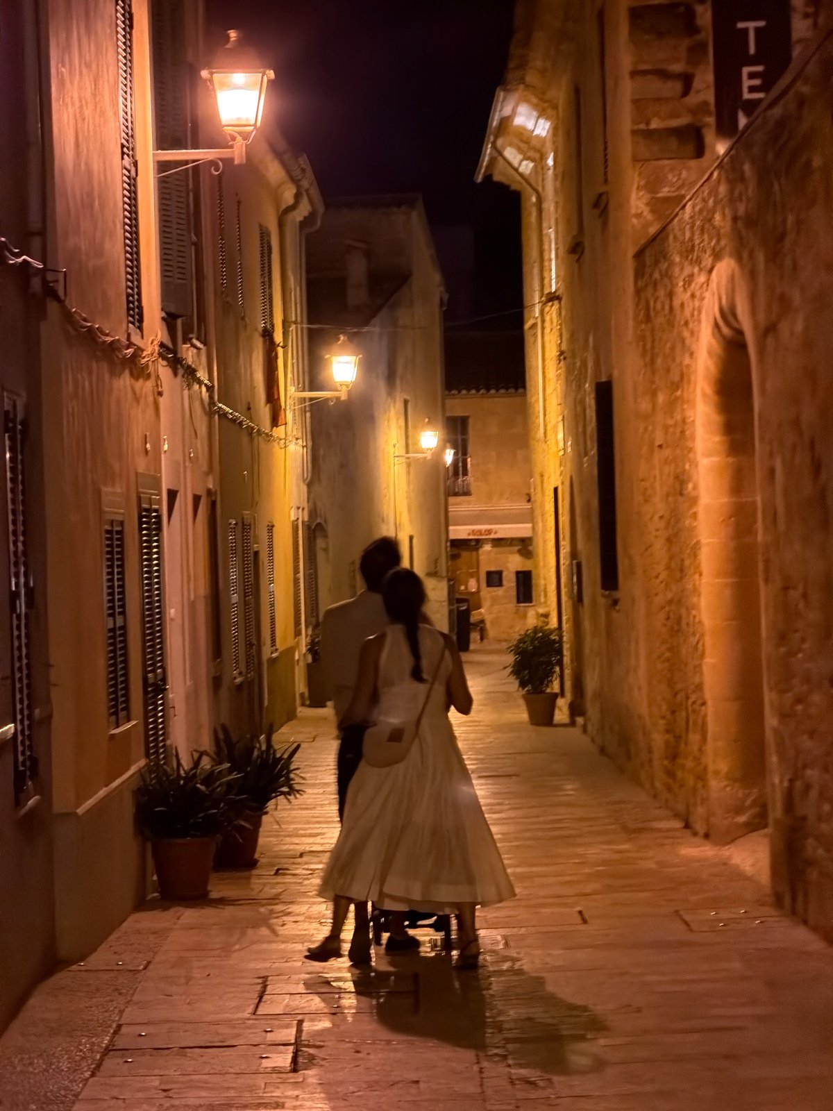 Evening stroll documented through historic Alcúdia streets and landmarks