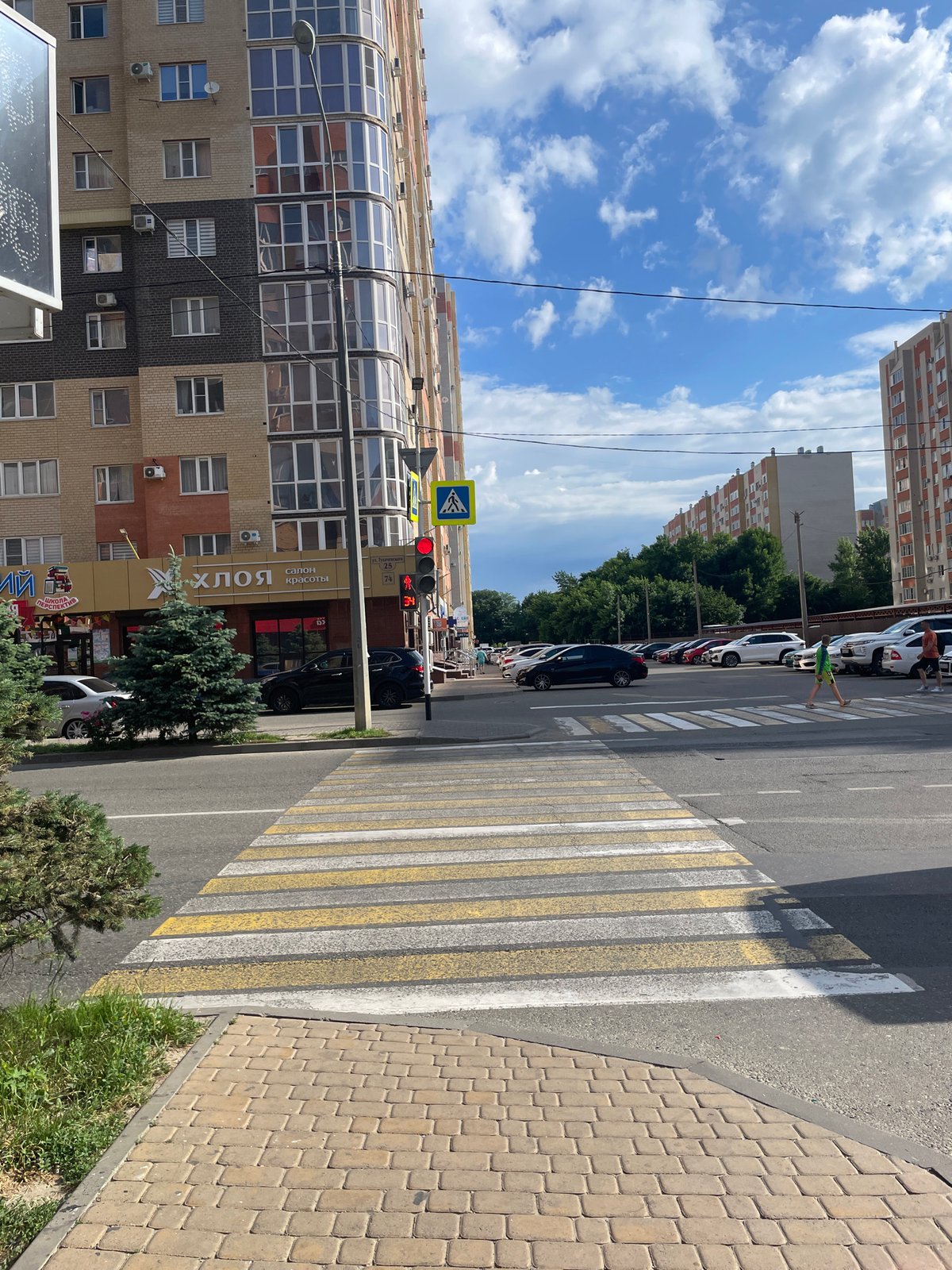Morning street-level tour of a Stavropol residential neighborhood