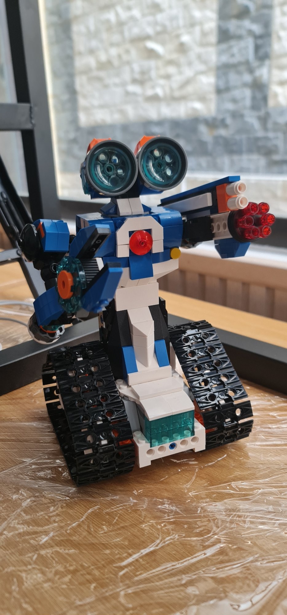 Children assemble Lego robots at table in Đà Nẵng