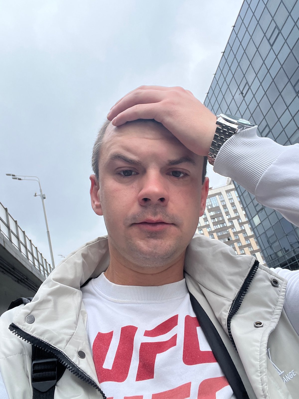 A quiet moment on a Moscow street, overcast afternoon.
