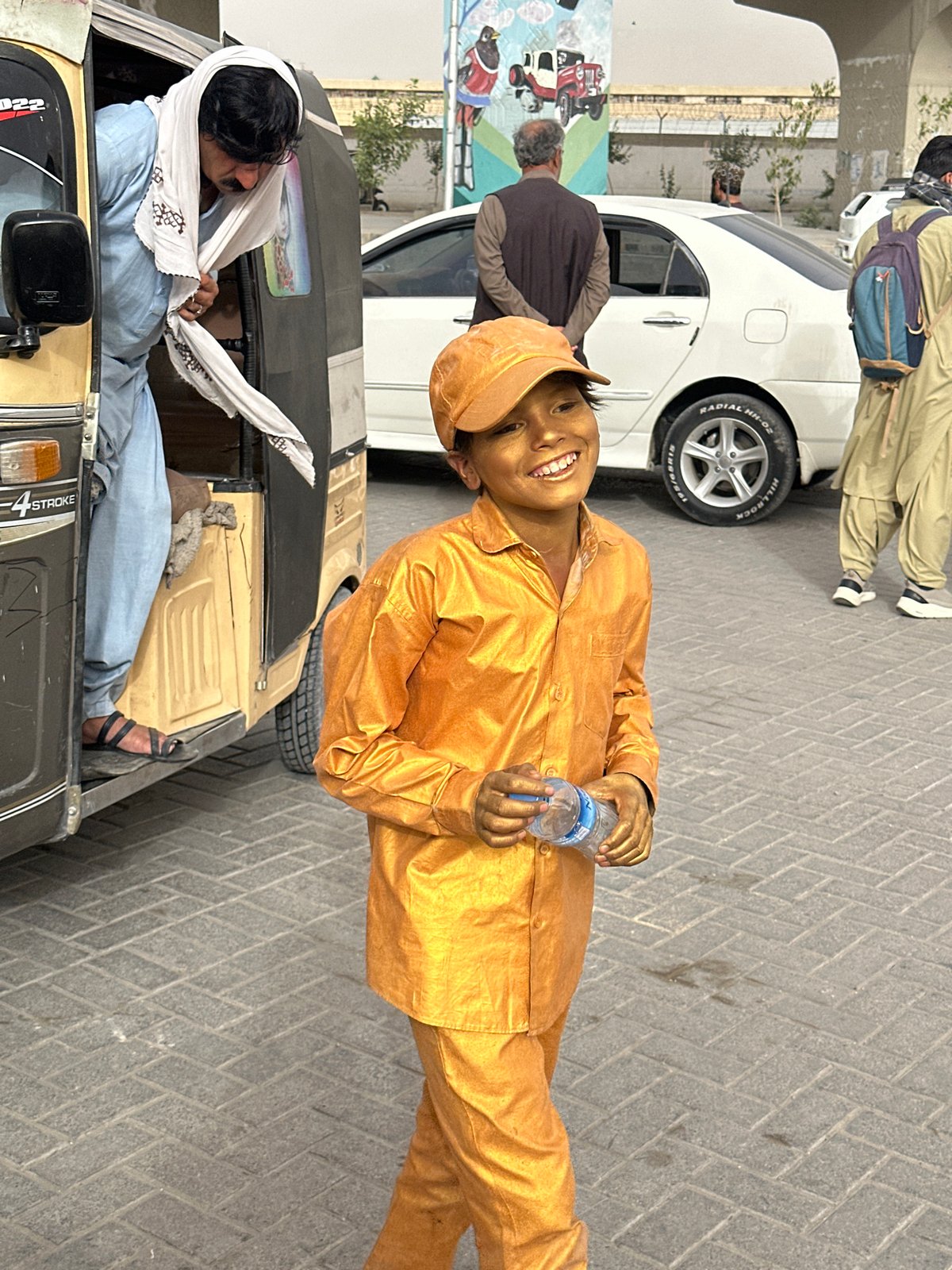 Gold-painted figure spotted on busy Quetta street