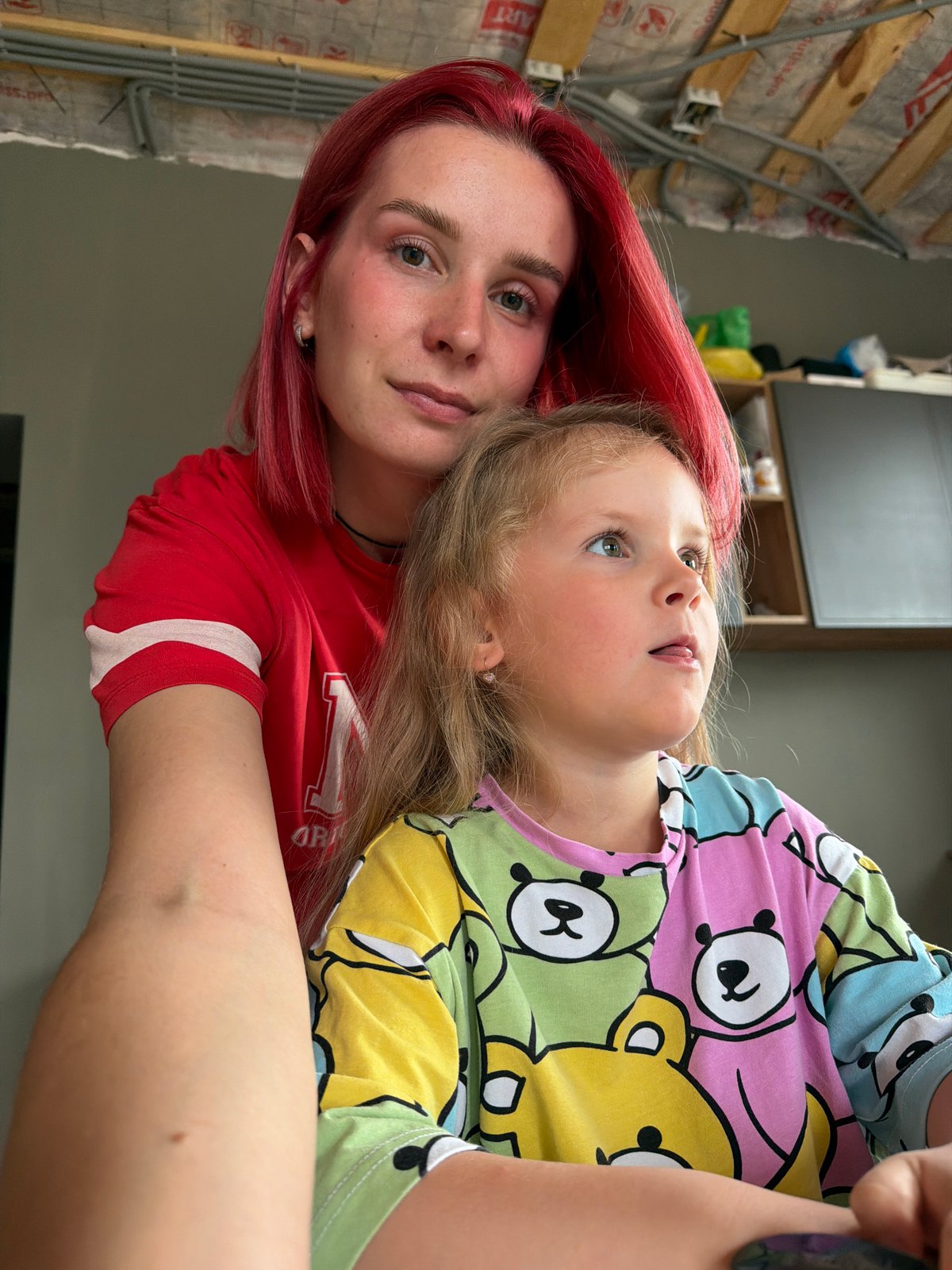 Woman documents morning routine with selfies in Chaikovsky home