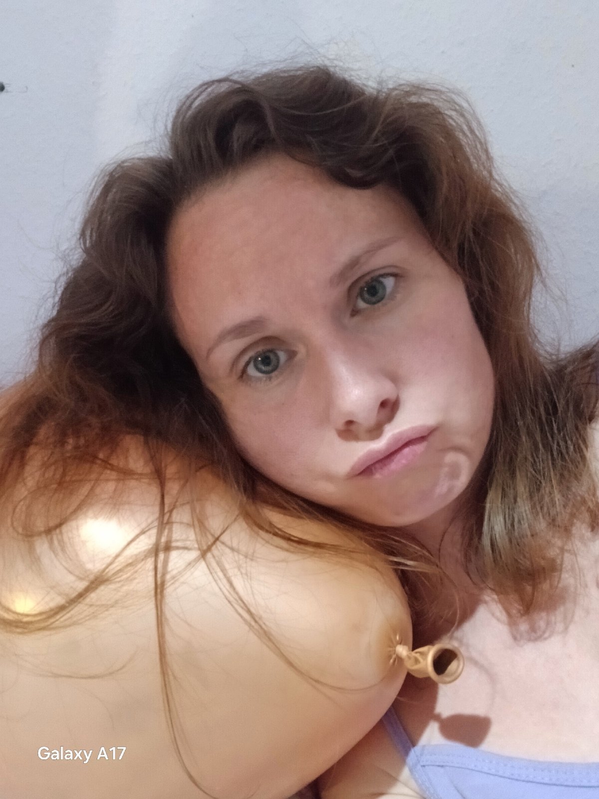 Domestic moments captured in Yekaterinburg home during summer afternoon