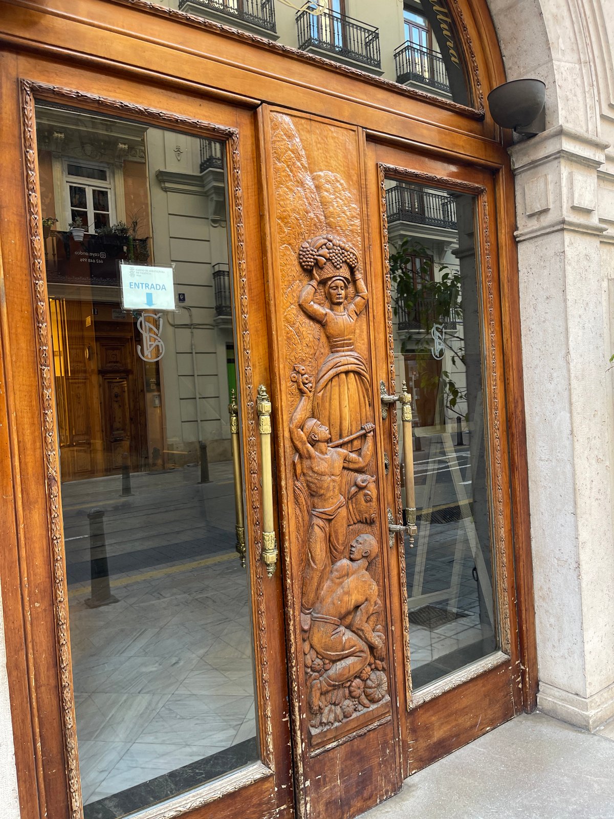 Morning documentation of ornate architecture in València, Spain