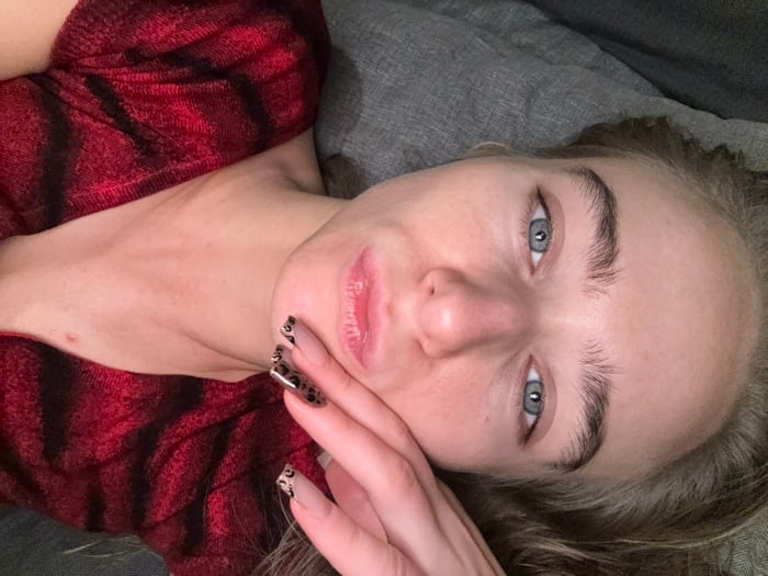 Woman documents Valentine's Day afternoon with selfies and KFC visit