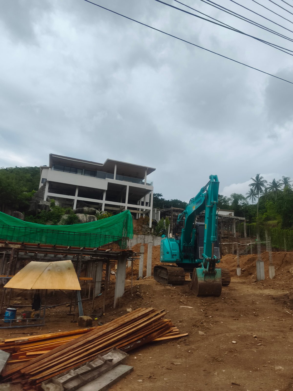 Construction and residential scenes documented in Baan Chaweng Noi