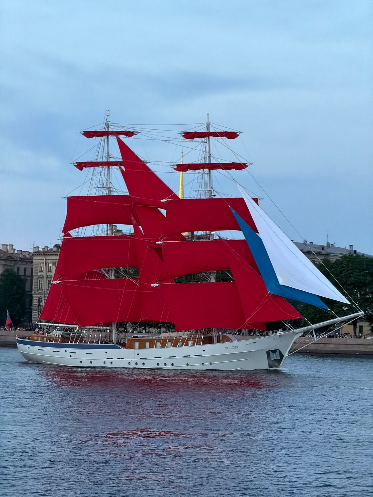 Russian tall ship with red sails draws crowds in Saint Petersburg