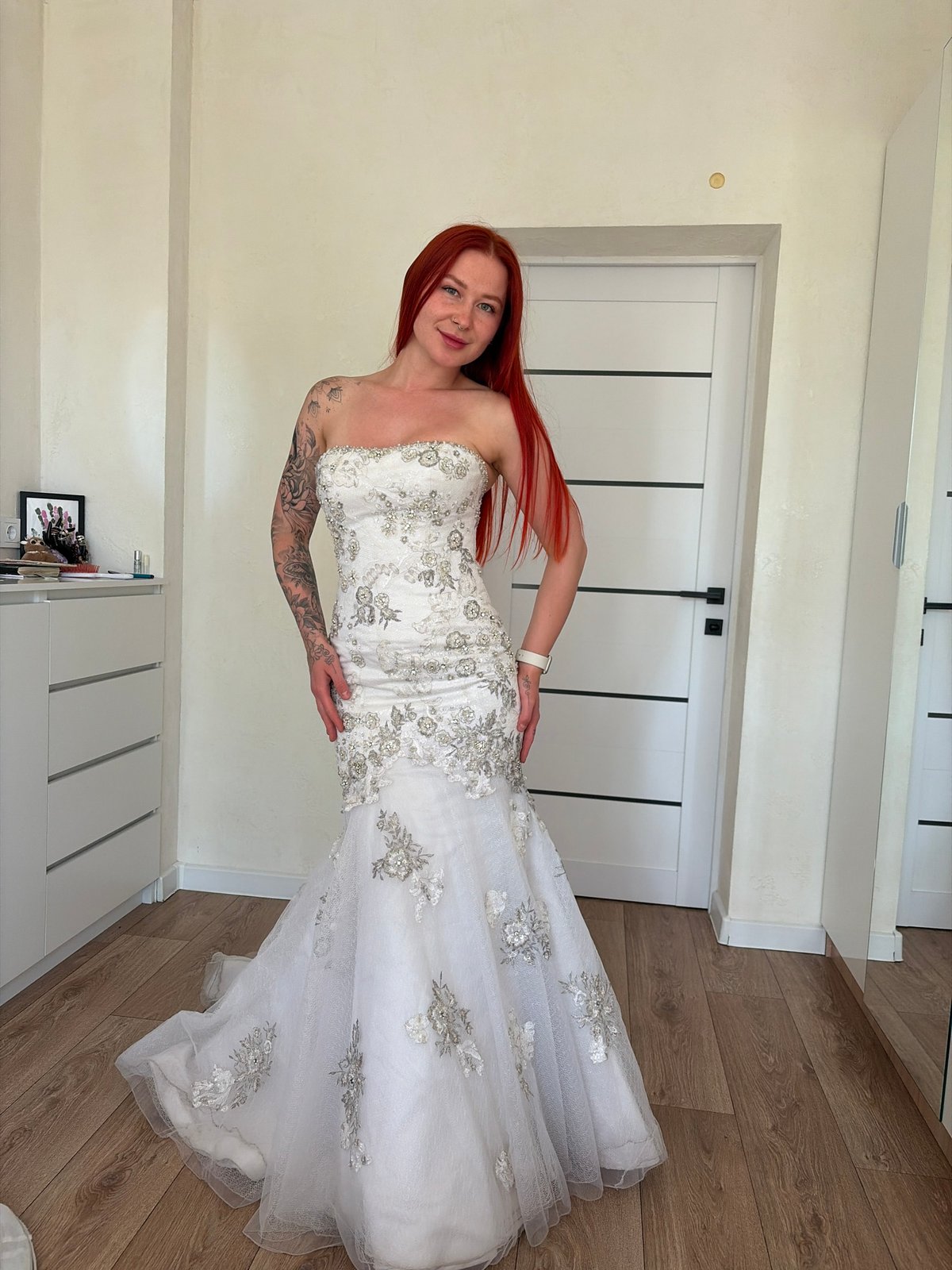 Woman takes mirror selfies in Rostov-on-Don residence