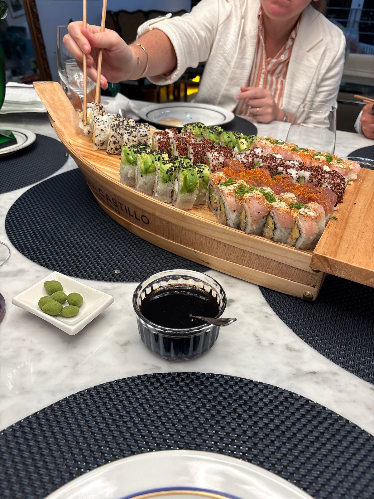 Sushi dinner with pet terrier documented in San Isidro restaurant
