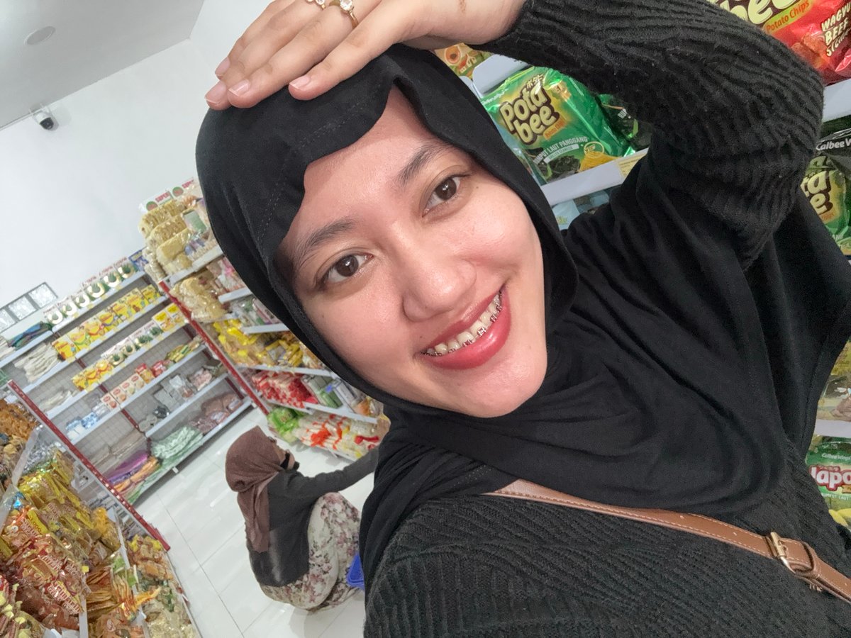 Morning routine captured in Kebonsari: shopping and school commute