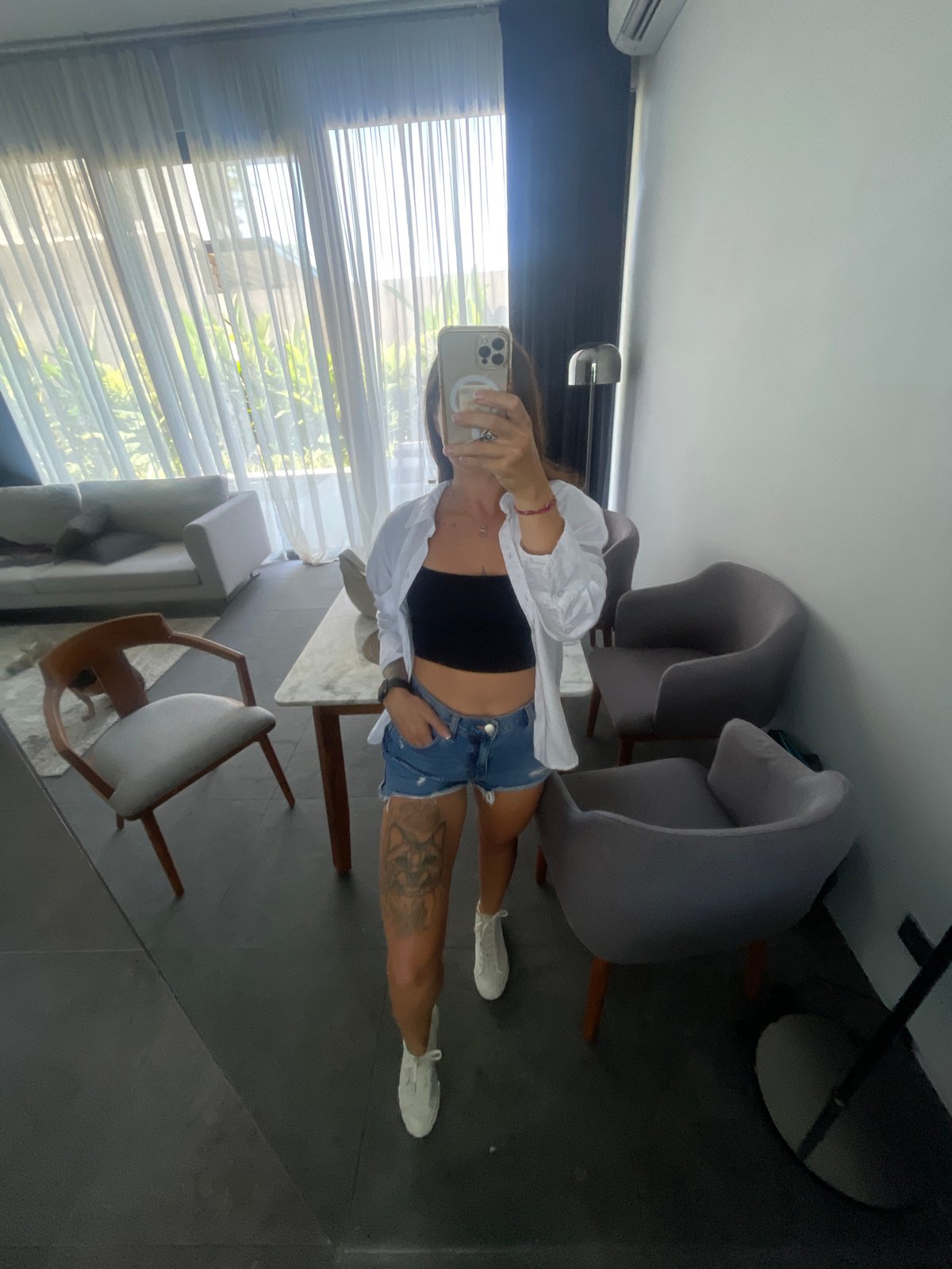 Outfit and selfie shots from an indoor session in Kediri