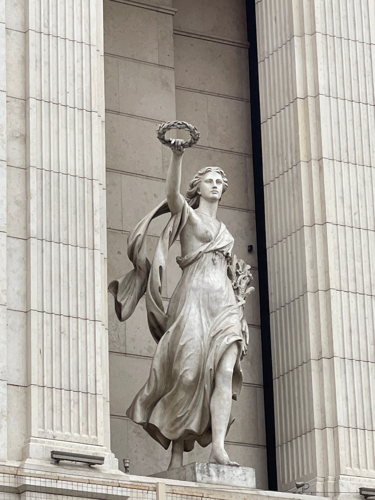 Saint Petersburg observer documents statue and mall balloon display