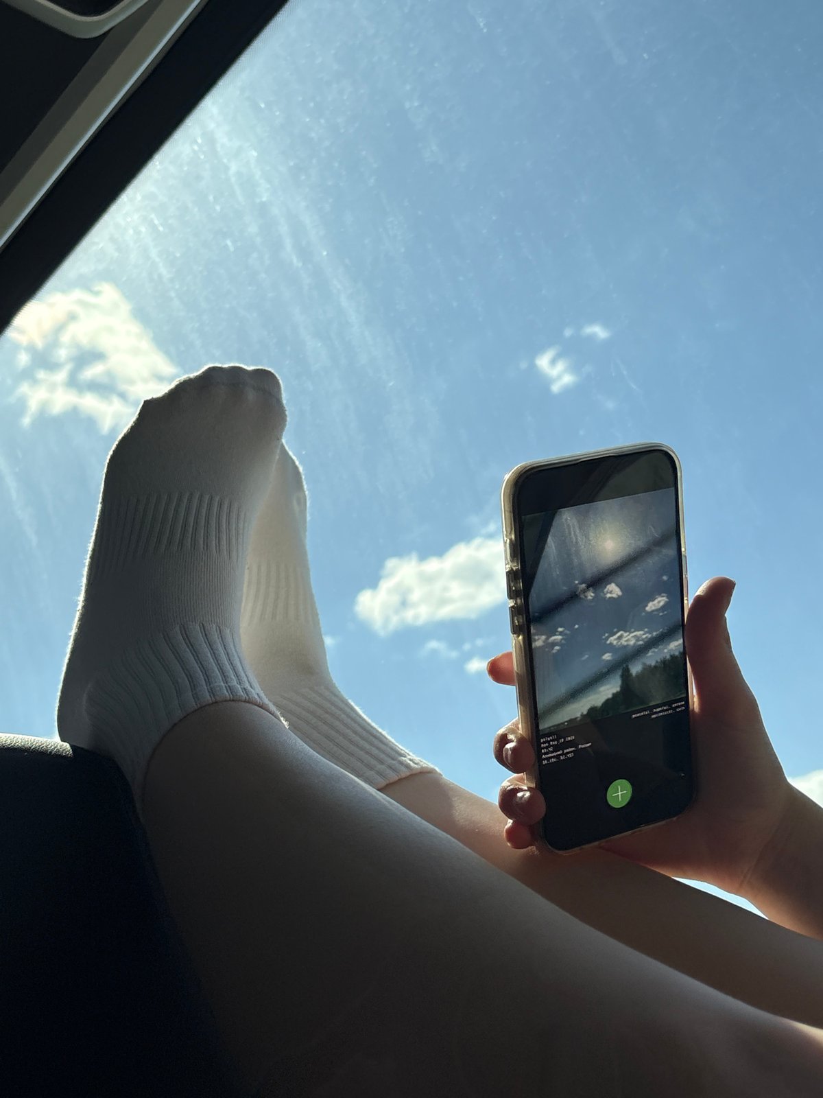 Person views sky screenshot on phone in Alnashi