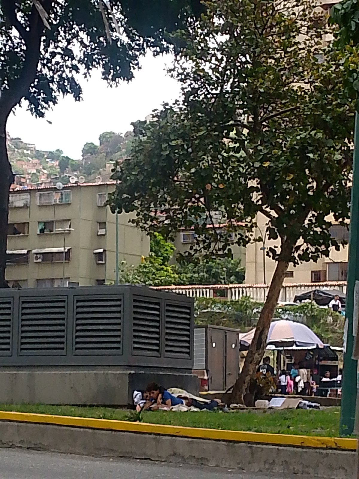 Ordinary life moments captured across Caracas neighborhoods during afternoon hours