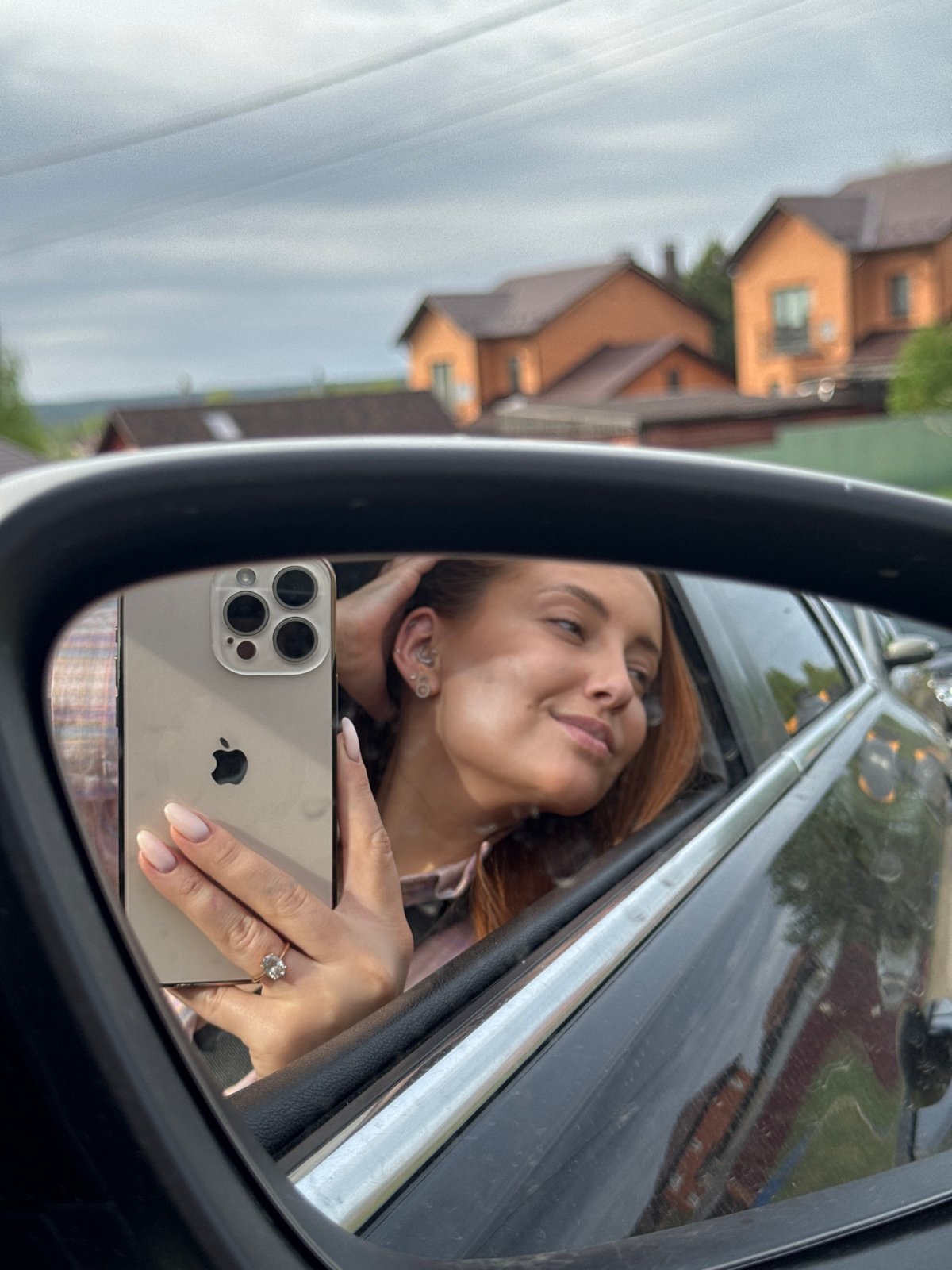 Couple and corgi share intimate car moments in Гавриловка