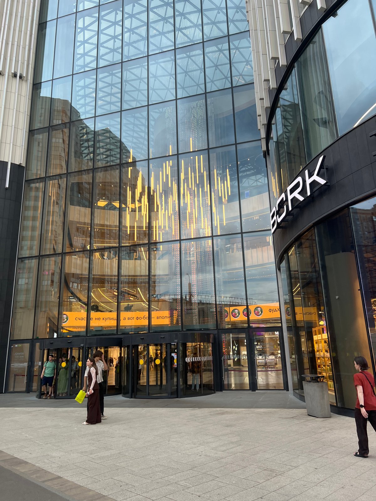 Evening tour through Saint Petersburg shopping districts documented
