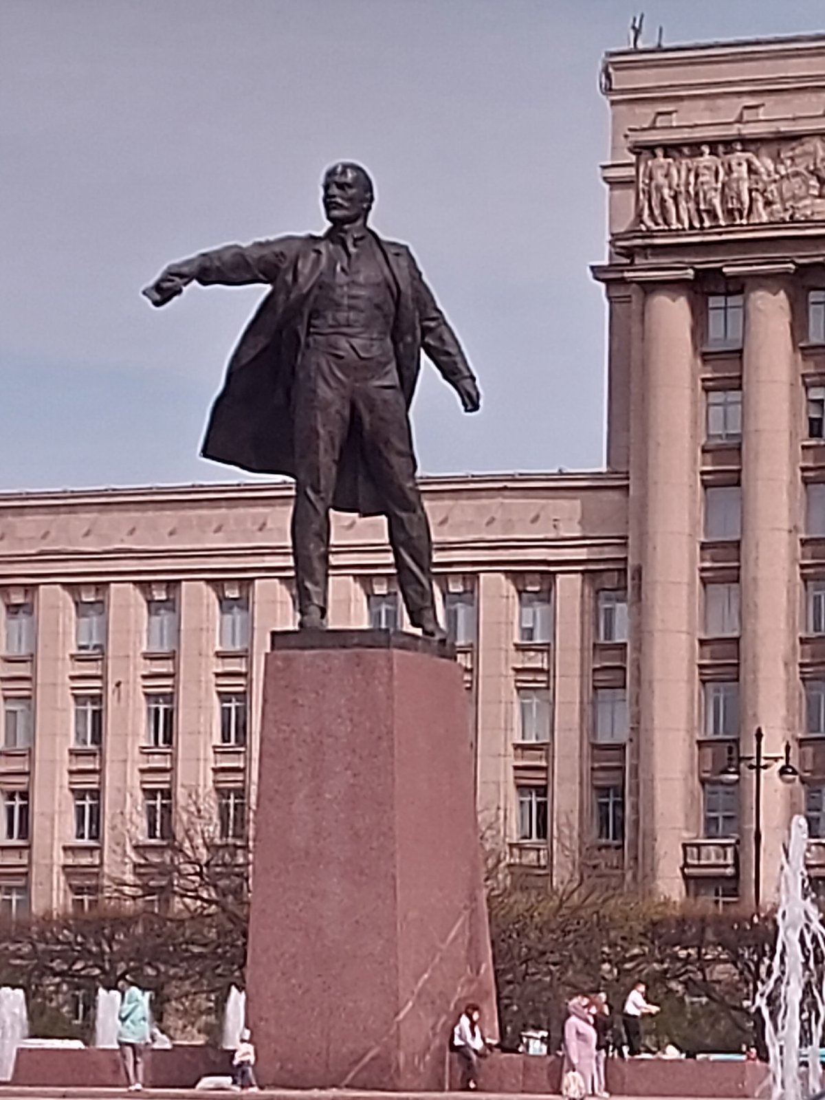 Lenin statue observed in Saint Petersburg